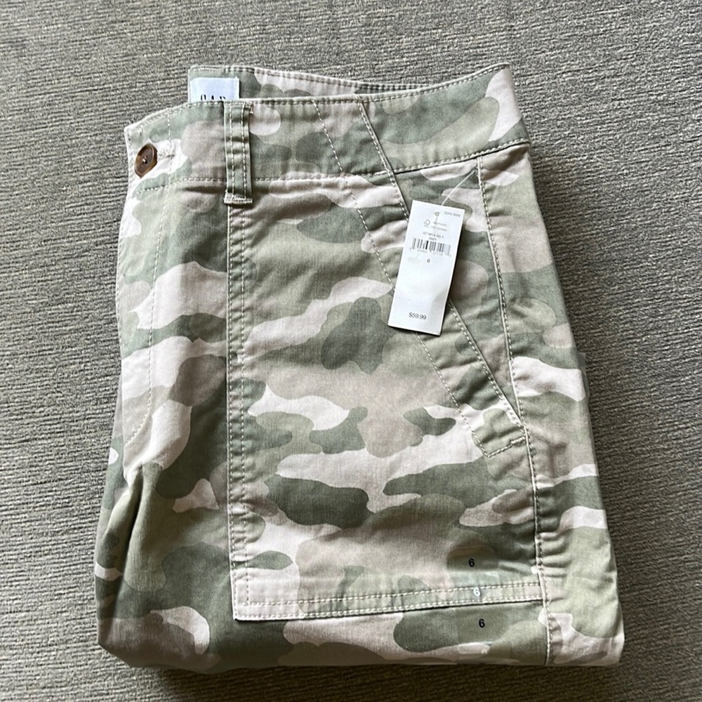 Women’s Gap camouflage khaki pants